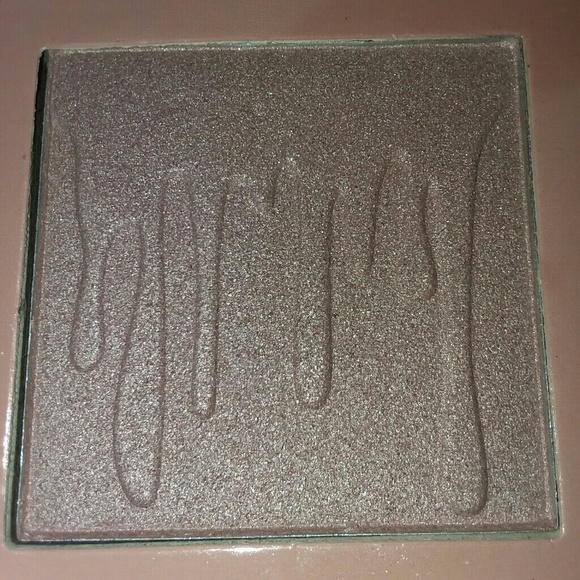 🎊🛍 KYLIE JENNER Pressed Illuminating Powder - Picture 4 of 4